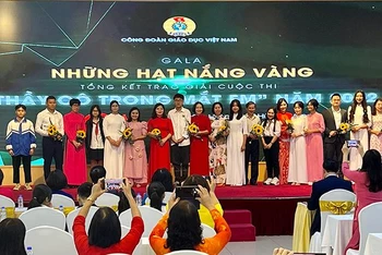 Học sinh, sinh viên trao hoa tặng các thầy cô giáo - nhân vật trong các tác phẩm dự thi của mình.