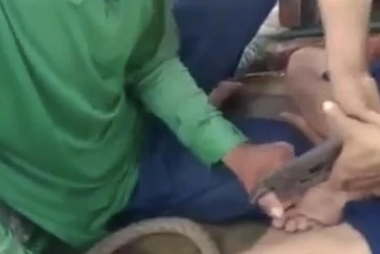 Hình ảnh được cắt từ clip trên mạng xã hội thể hiện 2 ngư dân trên tàu cá ở Cà Mau bị bạn tàu đi cùng hành hạ, đánh đập.