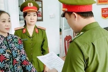 Công an đọc lệnh bắt tạm giam bà Nguyễn Thị Kim Phượng. (Ảnh: Công an cung cấp)