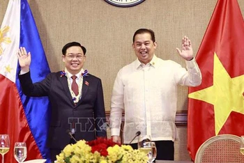 Chủ tịch Quốc hội Vương Đình Huệ và Chủ tịch Hạ viện Martin Romualdez tại lễ đón. (Ảnh: Doãn Tấn - TTXVN)