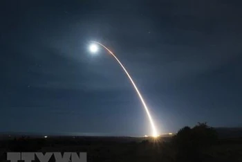 Một vụ thử tên lửa đạn đạo liên lục địa (ICBM) Minuteman III của Mỹ tại căn cứ không quân Vandenberg, bang California. (Ảnh: AFP/TTXVN)