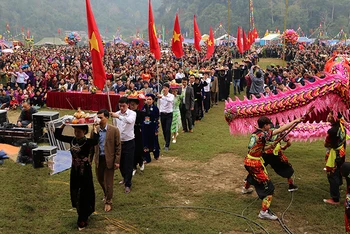 Rước cỗ cầu mùa là hoạt động chính thường niên trong phần lễ của lễ hội lồng tồng Ba Bể. (Ảnh: Hương Dịu)