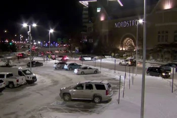 Trung tâm thương mại Mall of America bị phong tỏa sau vụ nổ súng vào tối 23/12. (Nguồn: Fox9)