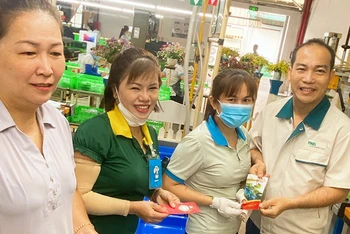 Công đoàn Công ty Cổ phần Taekwang Vina lì xì cho người lao động trong ngày làm việc đầu tiên sau đợt nghỉ Tết.