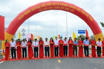 Cắt băng khánh thành cầu Vàm Cái Thia.