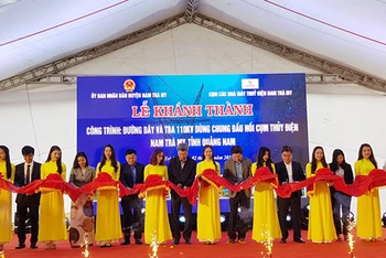 Cắt băng khánh thành công trình.