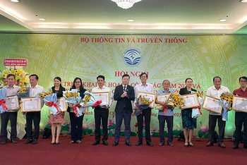 Bộ Thông tin và Truyền thông trao tặng Cờ thi đua khen thưởng cho các Đài phát thanh-truyền hình có thành tích xuất sắc năm 2022.