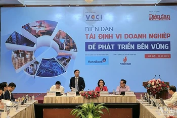Quang cảnh Diễn đàn “Tái định vị doanh nghiệp để phát triển bền vững”.