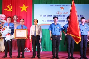 Bí thư Tỉnh Đoàn Trà Vinh Trần Trí Cường (thứ hai bên trái) đại diện Tỉnh Đoàn Trà Vinh nhận Quyết định của Chủ tịch nước về việc tặng thưởng Huân chương Lao động.