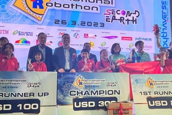 Bộ trưởng Bộ Khoa học Công nghệ và Đổi mới Malaysia Chang Lih Kang chụp ảnh kỷ niệm cùng đội tuyển Việt Nam. (Ảnh:/TTXVN)