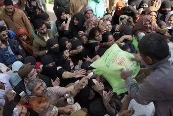 Tình trạng chen lấn diễn ra tại các điểm phân phát bột mỳ ở Pakistan. (Nguồn: Times of India)