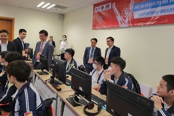 Đại diện Ban Tổ chức và các đơn vị liên quan kiểm tra công tác chuẩn bị trước giờ khởi tranh Vòng loại quốc gia Cuộc thi.