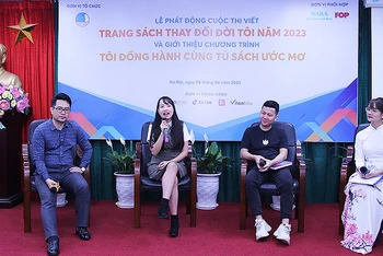 Các diễn giả chia sẻ thông tin tại Tọa đàm “Tri thức thời công nghệ số - Đón đầu xu hướng nghề nghiệp tương lai” trong khuôn khổ buổi lễ.