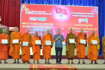 Bí thư Tỉnh ủy Bạc Liêu Lữ Văn Hùng tặng quà các vị chức sắc đồng bào Khmer có nhiều đóng góp xây dựng quê hương.