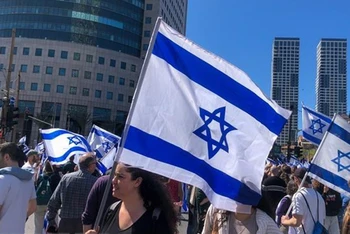 Người dân tụ tập trước tòa nhà các cơ quan chính phủ Israel đặt tại thành phố Tel Aviv hồi tháng 3 vừa qua. (Ảnh: Vũ Hội/TTXVN)