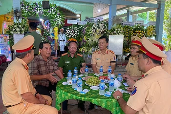 Đoàn công tác Cục Cảnh sát giao thông đến viếng, thăm hỏi gia đình cán bộ công an hy sinh trong khi làm nhiệm vụ.