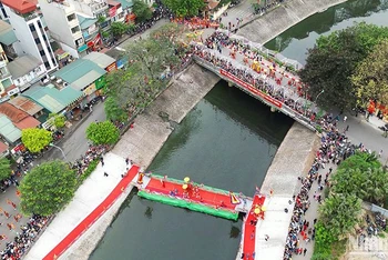 Nghi lễ “Độ hà” - rước kiệu Thánh qua sông Tô Lịch, được thực hiện bằng việc trai đinh khiêng kiệu lội qua sông Tô Lịch mà không đi trên cầu với hàm ý có từ xa xưa là “con không đi trên đầu cha”.