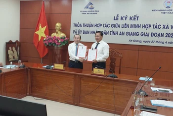 Quang cảnh lễ ký kết.