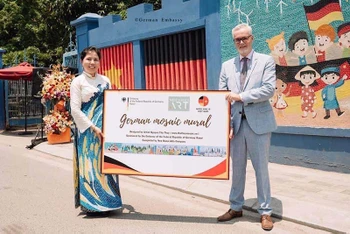 Khánh thành tranh gốm tình hữu nghị Việt-Đức