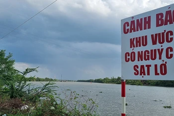 Ngành chức năng đã cắm biển cảnh báo tại khu vực có nguy cơ sạt lở cao, đoạn qua địa phận xã Phước Lại, huyện Cần Giuộc, tỉnh Long An. 