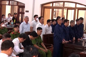 Các bị cáo tại phiên tòa ngày 26/5.