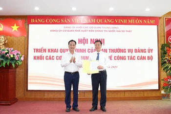 Đồng chí Lại Xuân Lâm, Phó Bí thư Thường trực Đảng ủy Khối các cơ quan Trung ương trao Quyết định về công tác cán bộ cho đồng chí Vũ Trọng Lâm, Giám đốc, Tổng Biên tập, Bí thư Đảng ủy cơ quan Nhà xuất bản Chính trị quốc gia Sự thật.