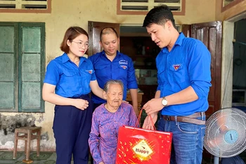 Đoàn Trường đại học Quy Nhơn phối hợp các đơn vị kết nghĩa thăm, tặng quà Mẹ Việt Nam Anh hùng Nguyễn Thị Đặt (92 tuổi) tại Thôn 2, xã Đức Chánh, huyện Mộ Đức, tỉnh Quảng Ngãi.