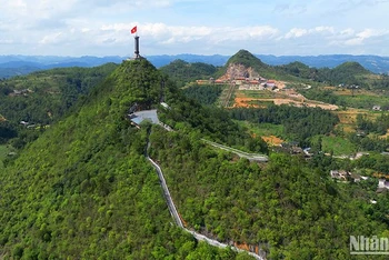 Là vùng đất địa đầu Tổ quốc, biểu tượng của Hà Giang và biểu tượng chủ quyền Tổ quốc chính là Di tích lịch sử quốc gia Cột cờ Lũng Cú thuộc xã Lũng Cú, huyện Đồng Văn. Từ xa nhìn lại, Cột cờ Lũng Cú sừng sững trên đỉnh núi Rồng, lá cờ đỏ sao vàng tung bay trong gió đầy kiêu hãnh.