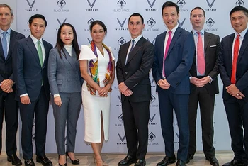 Đại diện của VinFast và Black Spade. (Nguồn: VinFast)