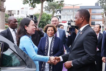 Tổng Thư ký Đảng FRELIMO Roque Silva đón Phó Chủ tịch nước Võ Thị Ánh Xuân.