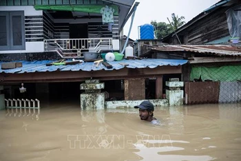 Cảnh ngập lụt sau những trận mưa lớn tại vùng Bago, miền Nam Myanmar, ngày 12/8/2023. (Ảnh: AFP/TTXVN)
