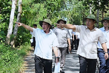Bí thư Tỉnh ủy Cà Mau Nguyễn Tiến Hải (bìa phải, hàng thứ nhất) khảo sát vị trí xây dựng Đền thờ Bác Hồ tại Bến Vàm Lũng.