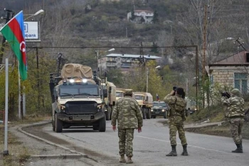 Binh sĩ và xe quân sự của Azerbaijan di chuyển qua thị trấn Lachin, gần khu vực biên giới với Armenia. (Ảnh: AFP/TTXVN)