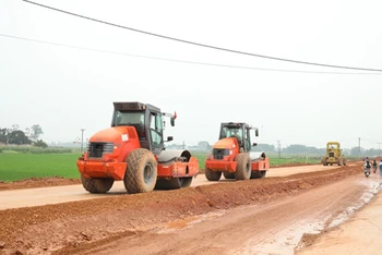 Tuyến đường vành đai phía bắc huyện Lạng Giang đoạn qua xã Quang Thịnh đang được khẩn trương thi công.