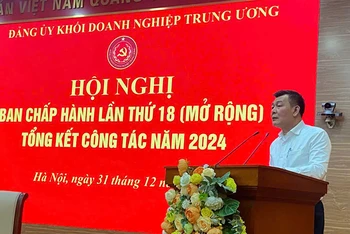 Đồng chí Nguyễn Đức Phong, Phó Bí thư Thường trực Đảng ủy Khối phát biểu điều hành hội nghị.