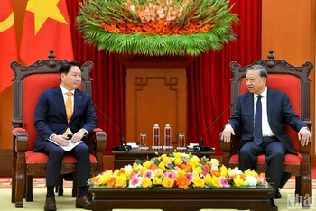 Tổng Bí thư Tô Lâm tiếp Chủ tịch Tập đoàn SK Hàn Quốc Chey Tae-won. (Ảnh: ĐĂNG KHOA)