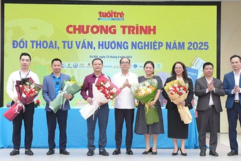 Nhà báo Nguyễn Mạnh Hưng, Tổng Biên tập báo Tuổi trẻ Thủ đô tặng hoa các diễn giả, chuyên gia tham gia chương trình.