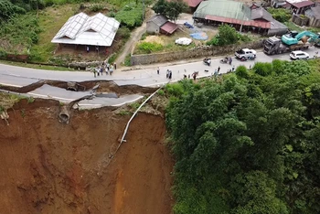 Mặt đường và vị trí sụt sạt lớn gây rất nhiều khó khăn cho đơn vị khắc phục.