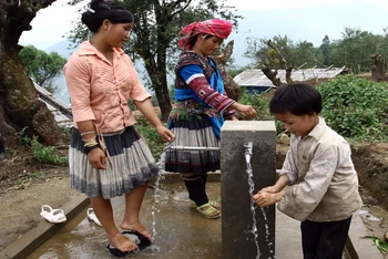 Nguồn nước sinh hoạt được dẫn về các bản, bà con không phải mất nhiều thời gian đi cõng nước về dùng như trước đây.