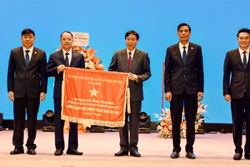 Lãnh đạo tỉnh Lai Châu trao Cờ thi đua của Chính phủ cho tập thể lãnh đạo Công ty Điện lực Lai Châu.