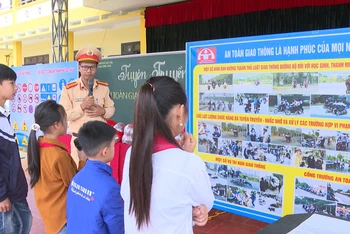 Cán bộ cảnh sát giao thông đến các trường học tuyên truyền hướng dẫn học sinh tham gia giao thông.