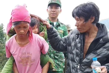 Cháu Xô được bố mẹ đón về sau hai ngày đi lạc trong rừng.