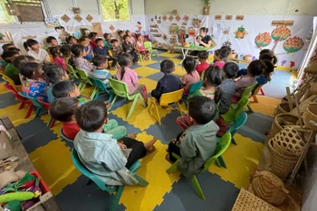 Giáo viên cắm bản đang tiếp sức cho trẻ em vùng khó, ngược lại họ cũng cần được tiếp sức.