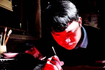 1-Trần Quốc Đức (Hà Nội) là họa sĩ 9x đam mê với tranh dân gian.