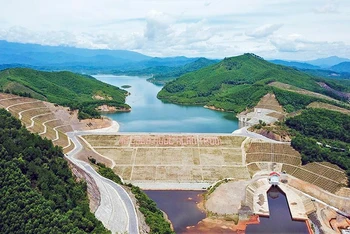 Với dung tích chứa 775 triệu m3, hồ Ngàn Trươi đóng vai trò quan trọng trong việc giảm lũ các huyện vùng hạ du.