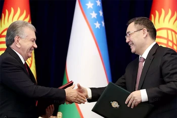 Hai Tổng thống Kyrgyzstan và Uzbekistan trao đổi văn kiện phân định biên giới.