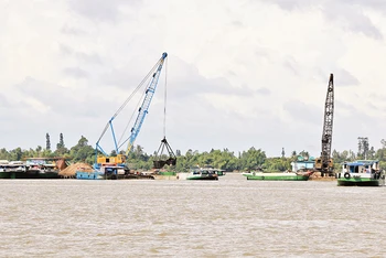 Khai thác cát trên sông Tiền, đoạn thuộc thành phố Cao Lãnh, tỉnh Đồng Tháp phục vụ xây dựng.