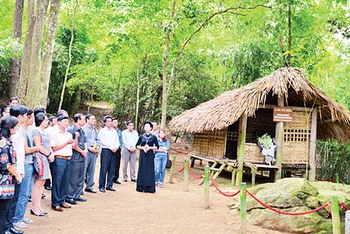 Du khách tham quan di tích lịch sử lán Nà Nưa, nơi Chủ tịch Hồ Chí Minh đã ở và lãnh đạo Tổng khởi nghĩa Tháng Tám năm 1945.