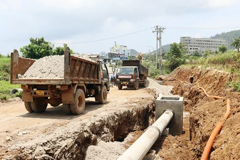 Công trình đường cơ động phía đông nam đảo Lý Sơn (giai đoạn 3) có nguy cơ vỡ tiến độ vì thiếu cát.