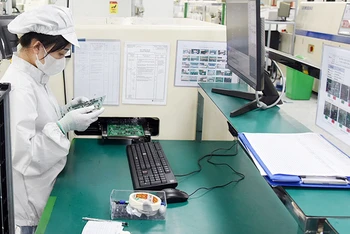 Dây chuyền sản xuất linh kiện điện tử của Công ty TNHH Bumjin Electronics Vina (Quảng Ninh). (Ảnh AN KHÁNH)